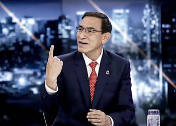 Nervioso y tartamudeando el Presidente Martin Vizcarra hace su defensa, pero una vez más queda mal parado