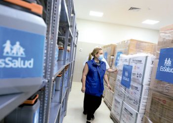 Presidenta de EsSalud supervisó jornada de inmunización de trabajadores en vacunatorio masivo San Isidro Labrador en Santa Anita