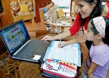 Presidenta de EsSalud supervisa jornada de vacunación contra el COVID-19 a adultos mayores en polideportivo de San Borja