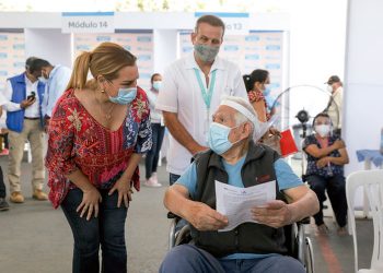 Presidenta de EsSalud supervisa jornada de vacunación contra el COVID-19 a adultos mayores en polideportivo de San Borja