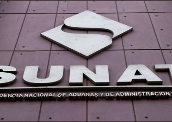 Presidenta de EsSalud supervisa jornada de vacunación contra el COVID-19 a adultos mayores en polideportivo de San Borja