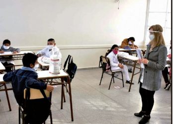 Congresistas piden al Ejecutivo cambiar de estrategia sanitaria para frenar muertes por coronavirus