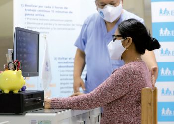 Especialistas del hospital Rebagliati  brindan recomendaciones para evitar lesiones por teletrabajo  a través de la ergonomía