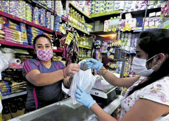 Entretenidos en temas políticos y enfrentamientos, nos hace olvidar que la economía del perú está por los suelos