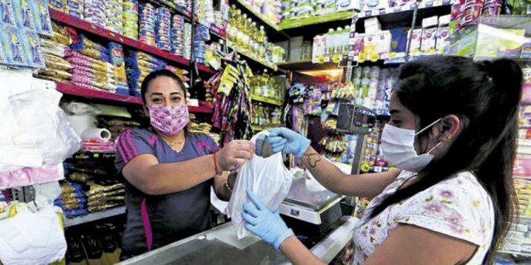 Entretenidos en temas políticos y enfrentamientos, nos hace olvidar que la economía del perú está por los suelos