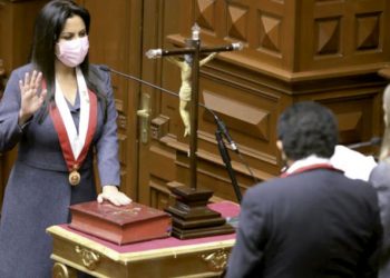 Entretenidos en temas políticos y enfrentamientos, nos hace olvidar que la economía del perú está por los suelos