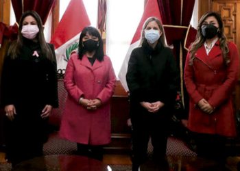 Una burla la presentación del gabinete de Mirtha Vásquez que acude al parlamento con los ministros cuestionado en abierto desafío