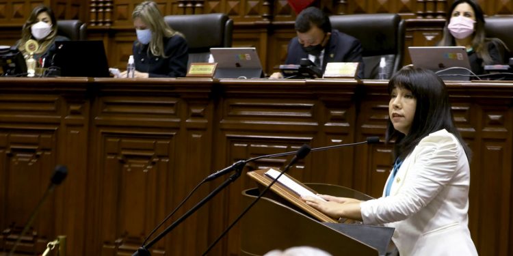 Gobierno piden voto de confianza y paralelamente en movilizaciones piden el cierre del congreso incitando al odio
