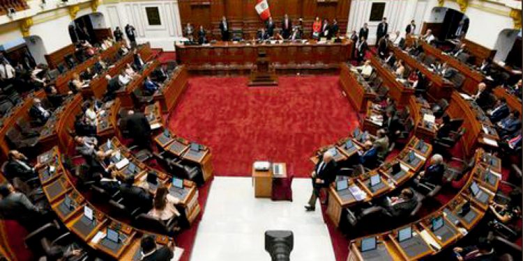 En medio de más denuncias de corrupción, una vergüenza que no camine la moción de vacancia presidencial