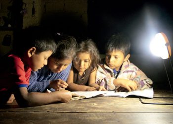 ‘Comunidades Iluminadas’ beneficia con energía a 50 familias de la selva peruana
