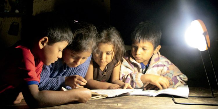 ‘Comunidades Iluminadas’ beneficia con energía a 50 familias de la selva peruana