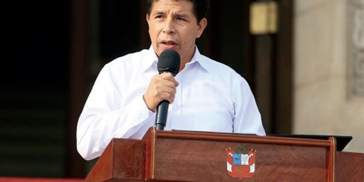 Pedro Castillo llamó a Gustavo Petro para felicitarlo por su victoria en el balotaje de Colombia