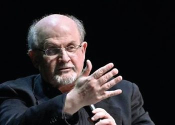 Escritor británico Salman Rushdie perdió un ojo y el uso de una mano tras ataque con cuchillo
