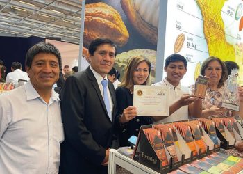 Gobierno regional del cusco distingue a consejera económico comercial del Perú en Francia