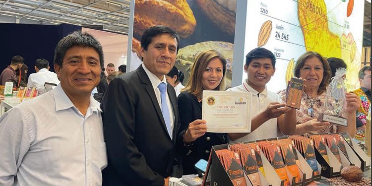 Gobierno regional del cusco distingue a consejera económico comercial del Perú en Francia