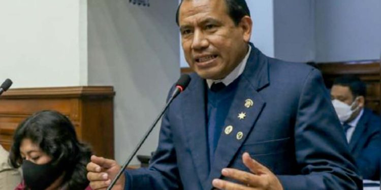 Denuncian a congresista Edgar Tello por presunto recorte de sueldo a trabajadora gestante
