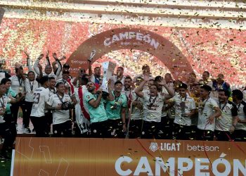 ¡Festeja a lo grande! Universitario recibió el trofeo de campeón de la Liga1 2023