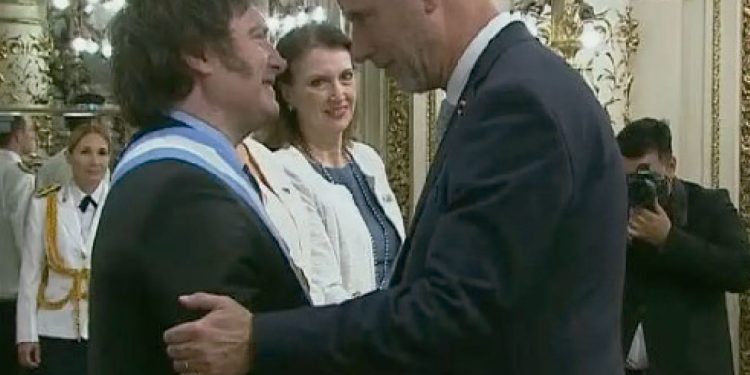 Otra de Nicanor Boluarte su amigo es el secretario general del minsa, un nombramiento nada casual y en ese sector se gastas millones en compas