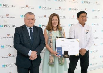 Devida reconoce la labor patriótica de la consejera comercial en paris rosario pajuelo por promover el cacao y el café en europa