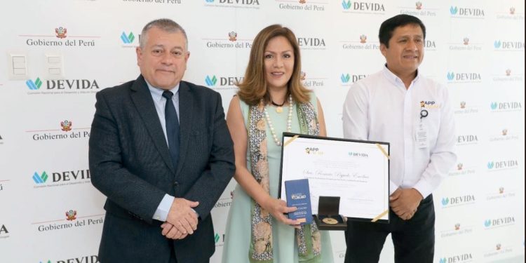 Devida reconoce la labor patriótica de la consejera comercial en paris rosario pajuelo por promover el cacao y el café en europa