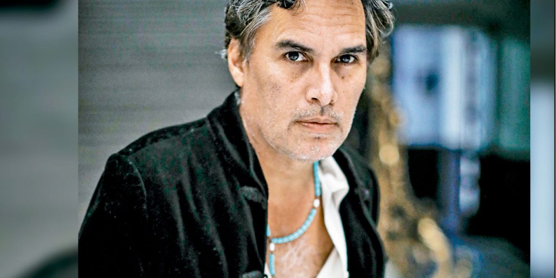 Patricio Suárez-Vértiz revela su sentir al cantar los temas de Pedro: “El público ve algo de él en mí”