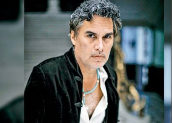 Patricio Suárez-Vértiz revela su sentir al cantar los temas de Pedro: “El público ve algo de él en mí”