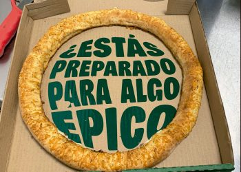 Papa Johns celebra ‘20 años épicos’ en Perú con nuevo borde de 2 quesos