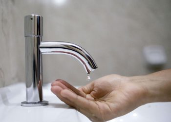 ¿Baja presión del agua potable en casa? Conoce sus posibles causas y qué hacer