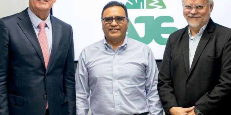 Grupo AJE sella alianza con APEC Perú 2024
