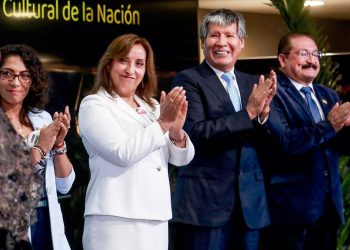 Amor al chancho y al chicharrón con los ostentosos regalos del gobernador regional de Ayacucho a la mandataria