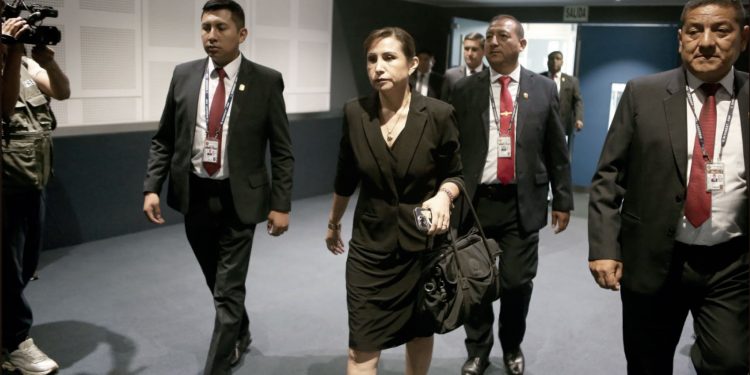 Debemos terminar con los equipos especiales de fiscales y nadie debe tener corona