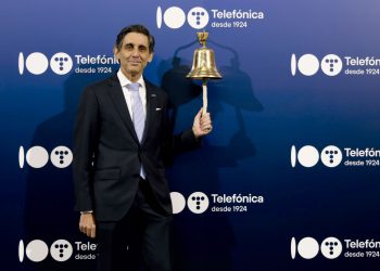 Telefónica protagoniza el toque de campana en la Bolsa de Madrid con motivo de su Centenario
