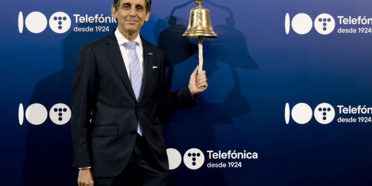 Telefónica protagoniza el toque de campana en la Bolsa de Madrid con motivo de su Centenario