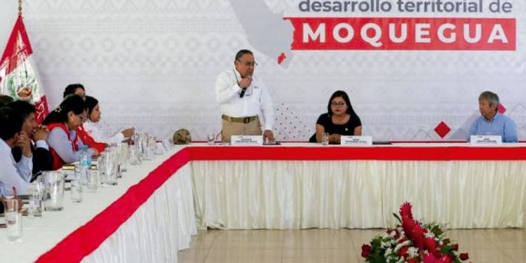 Nuevamente el premier Gustavo Adrianzén es pifiado y rechazado, esta vez fue en moquegua