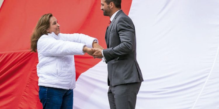 Dina Boluarte no pierde el tiempo y se suma al festejo de Stefano Peschiera a quien premia con 40,000 dólares para obtener popularidad