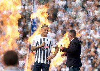 Alianza Lima: Paolo Guerrero fue presentado de manera oficial ante miles de hinchas