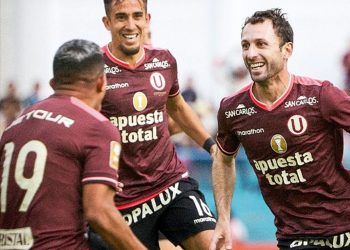 Universitario derrota 2 a 0 al Comerciantes Unidos y enrumba al título nacional
