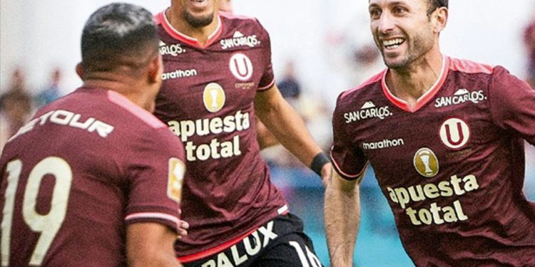 Universitario derrota 2 a 0 al Comerciantes Unidos y enrumba al título nacional