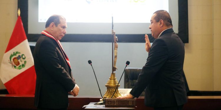 PRESIDENTE DEL PODER JUDICIAL TOMÓ JURAMENTO AL NUEVO JEFE DE LA SUNAT, VÍCTOR MEJÍA NINACÓNDOR