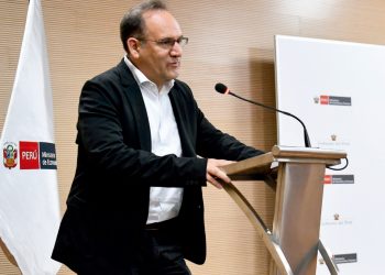 GUSTAVO ADRIANZÉN CREE QUE “SE DEBERÍAN TOMAR ACCIONES JUDICIALES” CONTRA QUIENES REALIZARON ALLANAMIENTO A CASA DE DINA BOLUARTE