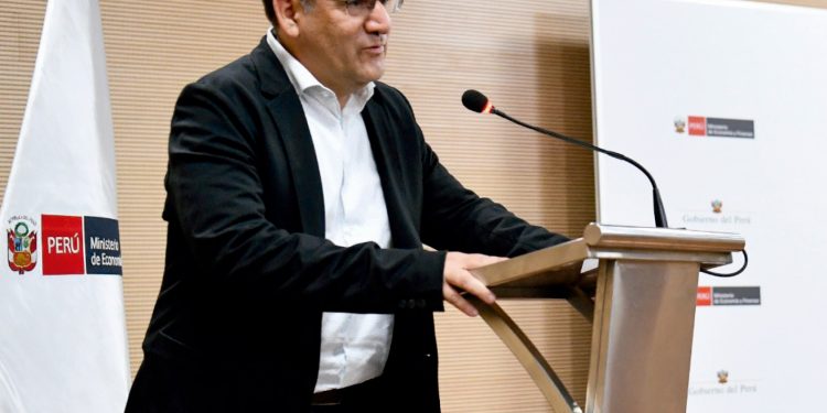 GUSTAVO ADRIANZÉN CREE QUE “SE DEBERÍAN TOMAR ACCIONES JUDICIALES” CONTRA QUIENES REALIZARON ALLANAMIENTO A CASA DE DINA BOLUARTE
