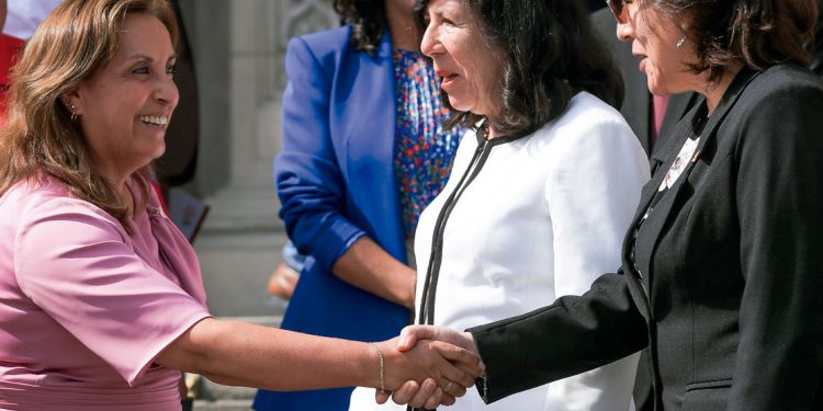 PRESIDENTA DINA BOLUARTE INVITÓ AL PAPA LEÓN XIV A VISITAR PERÚ
