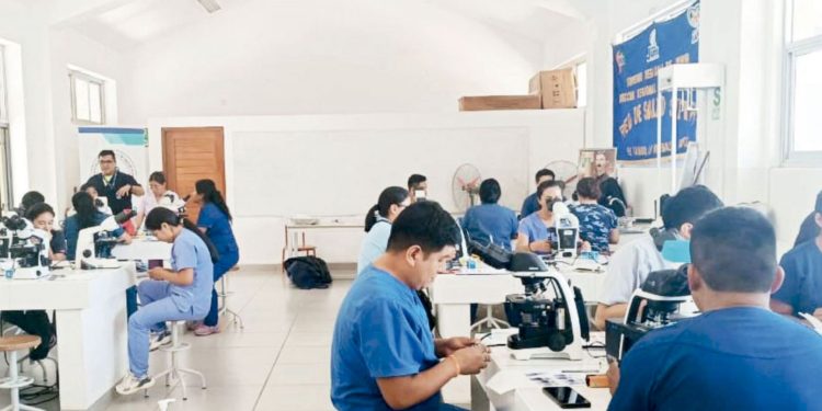 DINA BOLUARTE VISITA COLEGIO EN PIURA Y ESTUDIANTE LA ENFRENTA: “MIREN MÁS ALLÁ DE LOS DISCURSOS”