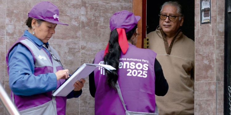 DINA BOLUARTE VISITA COLEGIO EN PIURA Y ESTUDIANTE LA ENFRENTA: “MIREN MÁS ALLÁ DE LOS DISCURSOS”
