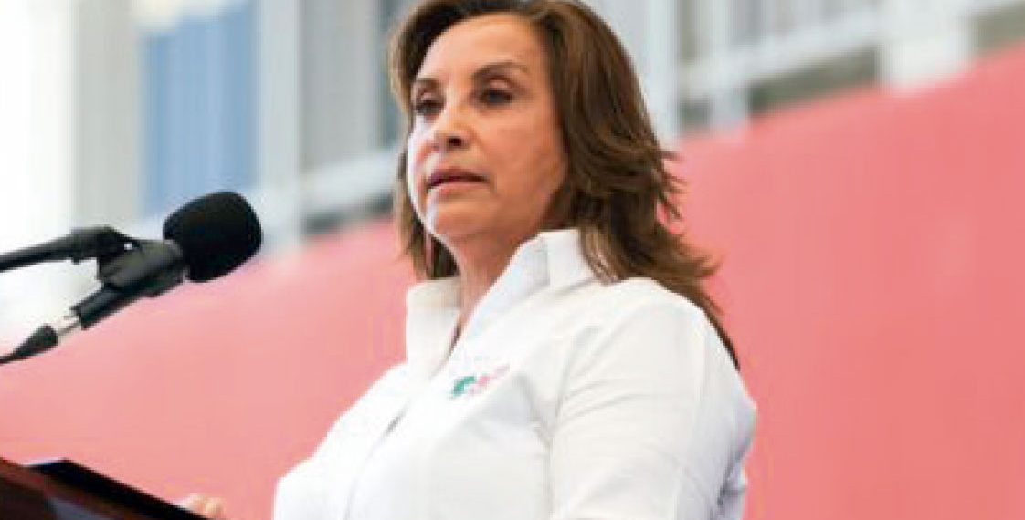 DINA BOLUARTE VISITA COLEGIO EN PIURA Y ESTUDIANTE LA ENFRENTA: “MIREN MÁS ALLÁ DE LOS DISCURSOS”