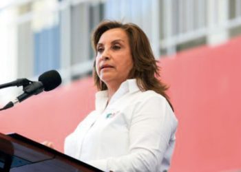 DINA BOLUARTE VISITA COLEGIO EN PIURA Y ESTUDIANTE LA ENFRENTA: “MIREN MÁS ALLÁ DE LOS DISCURSOS”