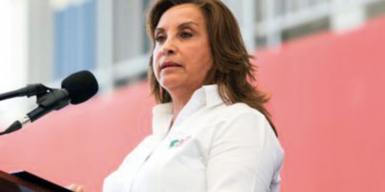 DINA BOLUARTE VISITA COLEGIO EN PIURA Y ESTUDIANTE LA ENFRENTA: “MIREN MÁS ALLÁ DE LOS DISCURSOS”