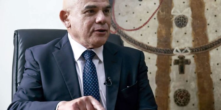 PAYASADA OFICIAL: PRESIDENTE JOSÉ JERÍ MONITOREA TRASLADO DE ERICK MORENO, ALIAS “EL MONSTRUO”