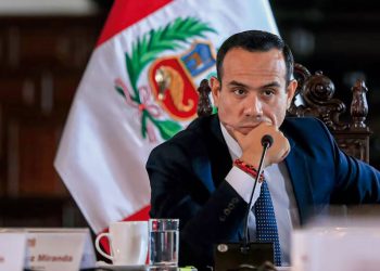 PAYASADA OFICIAL: PRESIDENTE JOSÉ JERÍ MONITOREA TRASLADO DE ERICK MORENO, ALIAS “EL MONSTRUO”