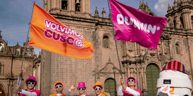 ZAMIR VILLAVERDE DESMIENTE CON FOTOS A WOLFGANG GROZO Y ASEGURA CONOCERLO DESDE 2018: “ÉL ME VISITÓ EN MI DOMICILIO”